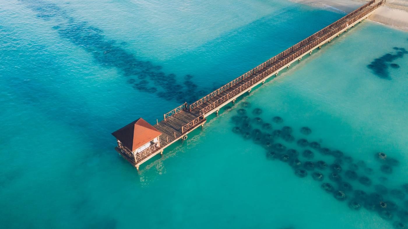 Muelle sobre el mar turquesa de Bayahibe