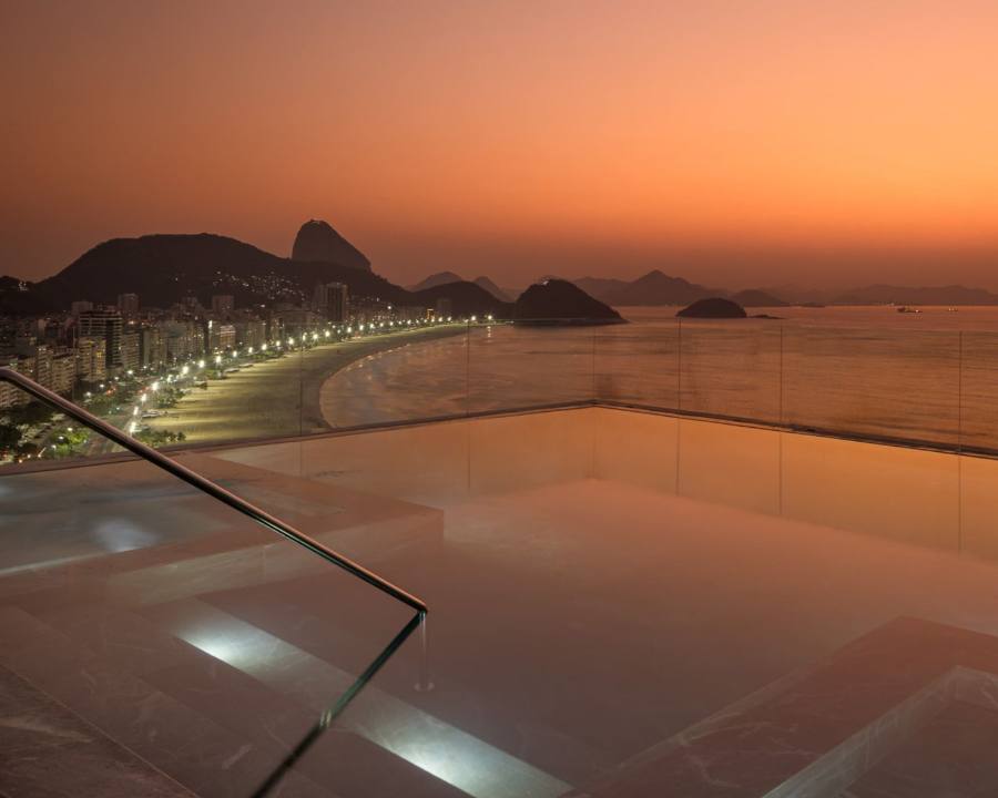 Piscina infinita del Othon Palace al atardecer