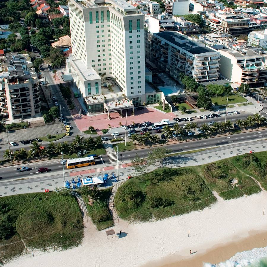 Vista aérea del Windsor Barra frente a la playa