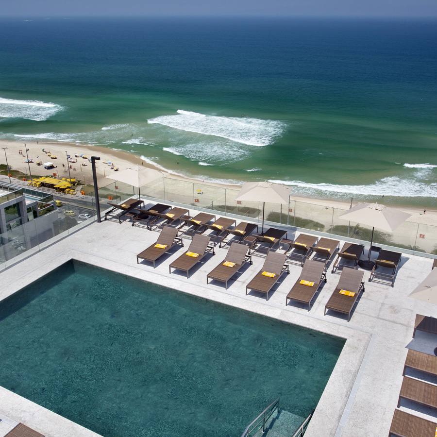Piscina con vista al mar del Windsor Marapendi
